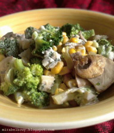 "Bezpieczna" brokułowa sałatka z pieczarkami i serem pleśniowym