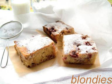 Blondie z białą czekoladą, malinami i  orzechami 
