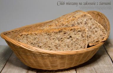 Chleb mieszany na zakwasie z ziarnami 