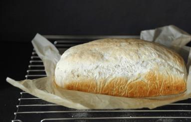 Chleb na kompocie z rabarbaru