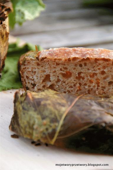 Chleb orkiszowo-żytni pieczony na liściu chrzanu