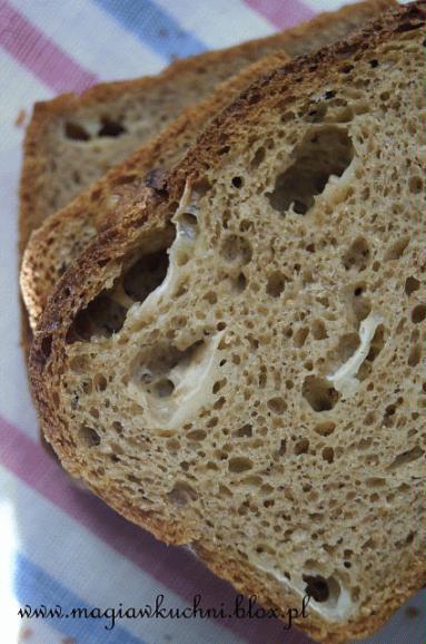 Chleb pszenny pełnoziarnisty z serem pleśniowym  