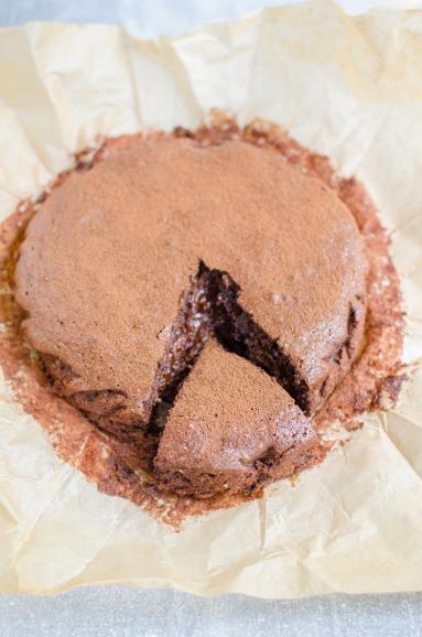 Ciasto czekoladowo-migdałowe z Marsalą i suszonymi śliwkami