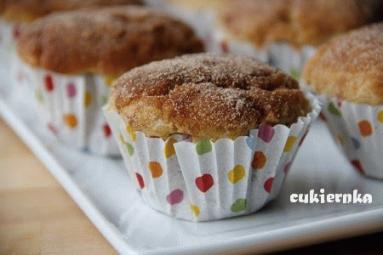 Cynamonowe muffiny nadziewane nutellą z cukrową posypką