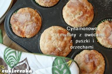 Cynamonowe muffiny z owocami z puszki i orzechami