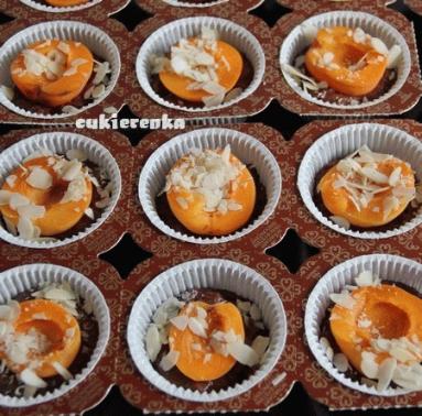 Czekoladowe muffinki z morelami na mące pełnoziarnistej z dodatkiem maślanki