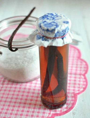 Domowy cukier waniliowy i ekstrakt waniliowy