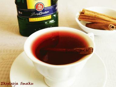 Herbata malinowa z becherovką i cynamonem