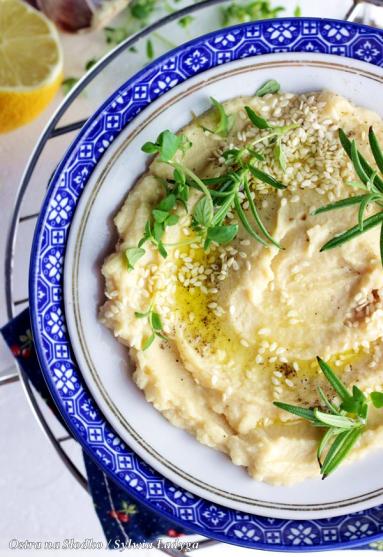 Hummus z rozmarynem i prażonym sezamem