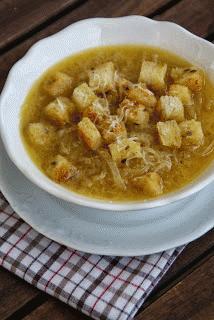 Zupa cebulowa z grzankami i serem grana padano