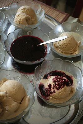 Kawowe lody jogurtowe i polewa z czarnej porzeczki