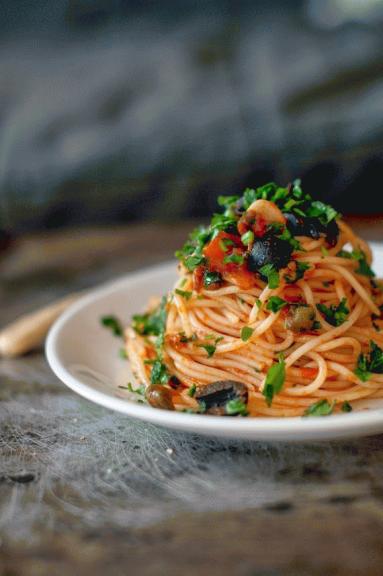 Kuchnia włoska. Spaghetti alla puttanesca.