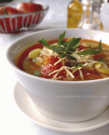 Letnia zupa z bobu i pomidorów