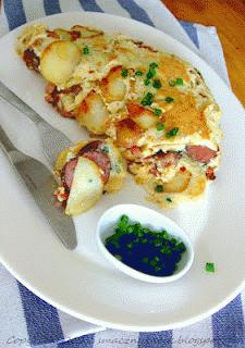 Męski omlet z kiełbasą i ziemniakami