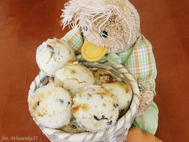 Muffinki z rodzynkami i białą czekoladą