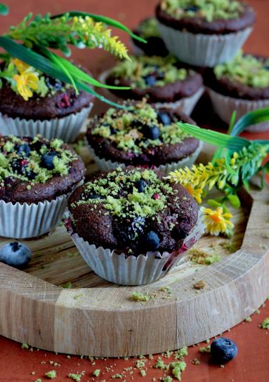 Muffiny czekoladowe z nadzieniem z owoców leśnych i owocami