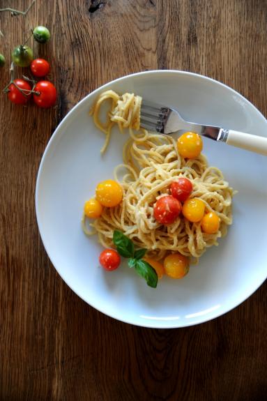  Spaghetti z hummusem i pomidorkami koktajlowymi