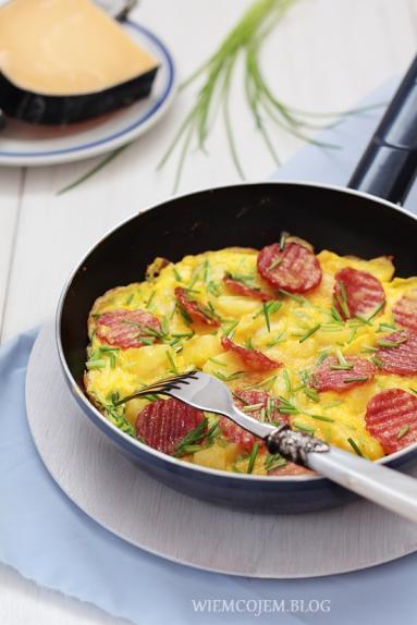 Omlet z ziemniakami, salami i szczypiorkiem