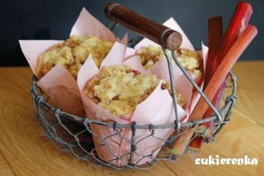 Otrębowe muffiny z rabarbarem, jęczmiennymi płatkami na jogurcie przykryte kruszonką