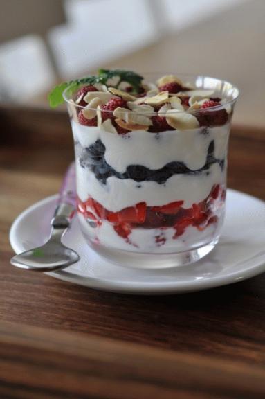 Owoce z miodowym jogurtem- deser w sam raz na lato