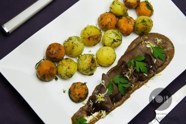 Ozorki wieprzowe z sosem śliwkowo-chrzanowym z smażonymi ziemniakami i batatami z koperkiem