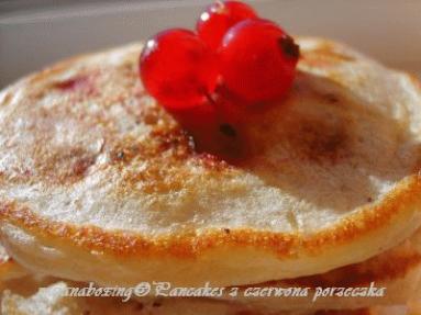Pancakes z czerwonymi porzeczkami 
