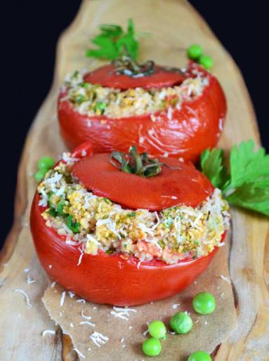 Pieczone pomidory faszerowane kaszą kuskus