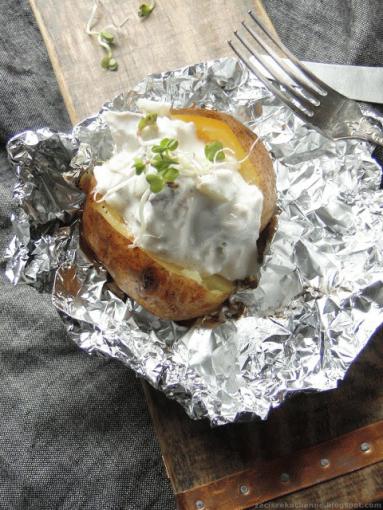 Pieczony ziemniak z sałatką śledziową
