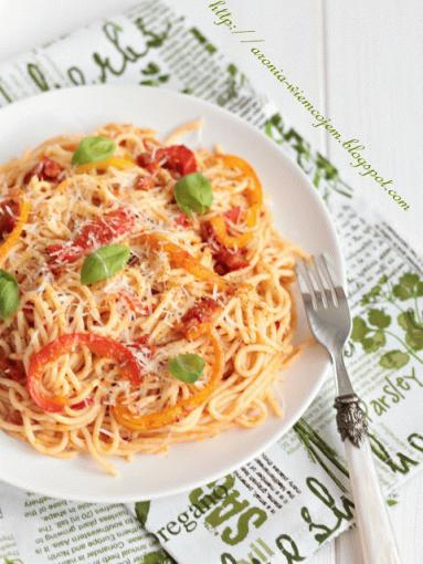 Pikantne spaghetti z papryką