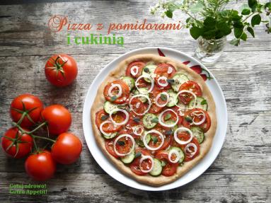 Pizza z pomidorami i cukinią