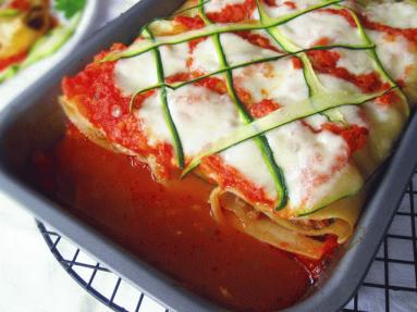 Roladki a’la lasagne z sosem pomidorowym i wstążkami cukinii
