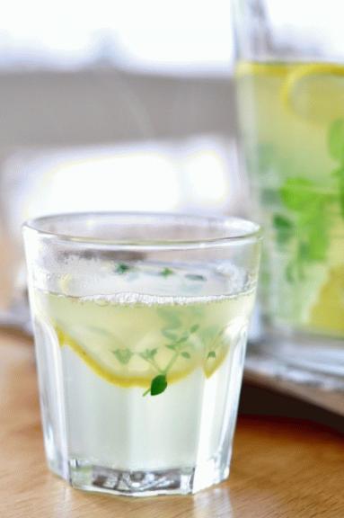 Rozgrzewający napój ziołowy o cytrynowym aromacie
