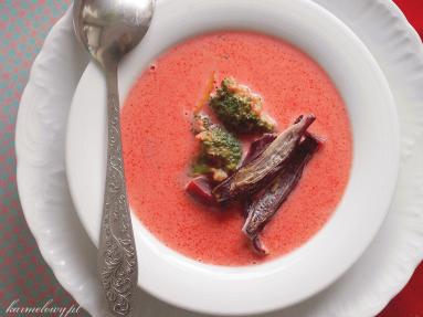 Różowa zupa z pieczoną cebulą i brokułami