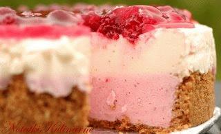 Różowy jogurtowy tort malinowy z ajerkoniakiem