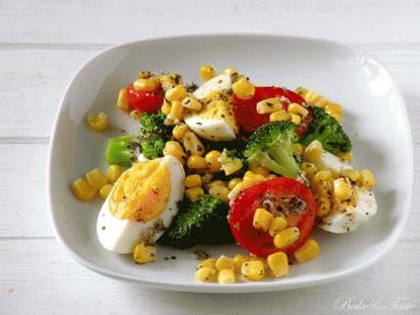 Sałatka z brokułów (z pomidorami, kukurydzą i jajkami)