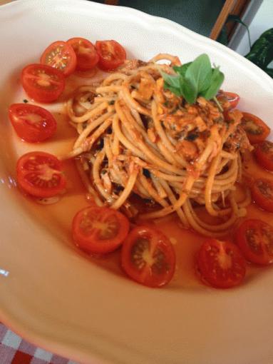 Spaghetti z tuńczykiem i sosem pomidorowym