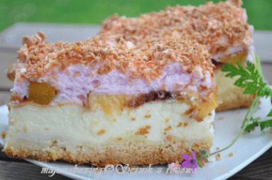 Sernik z brzoskwiniami i różową pianką bezową (ciasto)