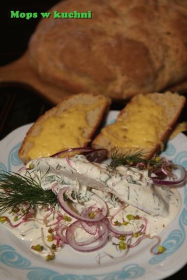 Śledź marynowany z żytnim chlebem i serem żółtym