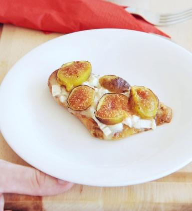 Śniadanie do łóżka #61: Tosty francuskie zapiekane z figami i kozim serem