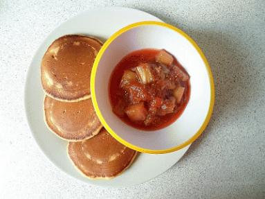 Pomarańczowe pancakes z karmelizowanym rabarbarem