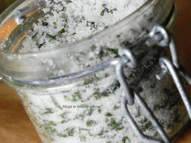 Sól ze świeżym lubczykiem, kolejna domowa przyprawa