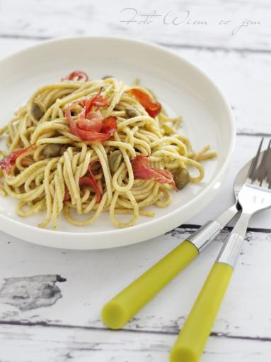Spaghetti pełnoziarniste z pesto z rukoli, kaparami  i szynką szwarcwaldzką