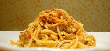 Spaghetti Trapanese z migdałami i świeżą bazylią