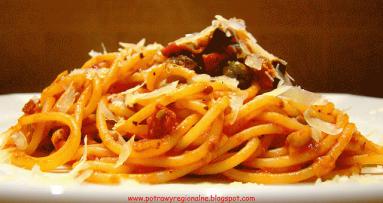 Spaghetti z pepperoni, kaparami, oliwkami i chili