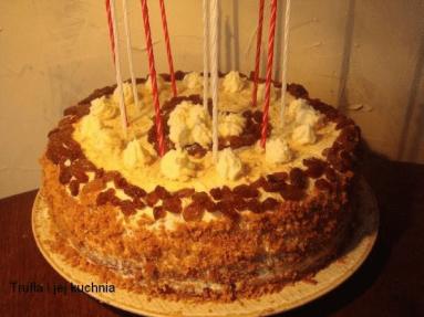 Tort urodzinowy (biszkopt)