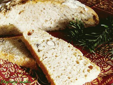 Świąteczny chleb z serem pleśniowym i orzechami