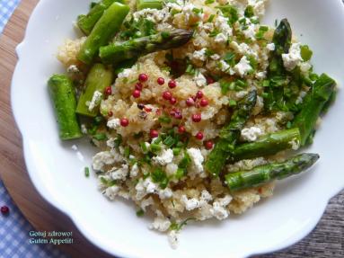 Szparagi i quinoa z patelni