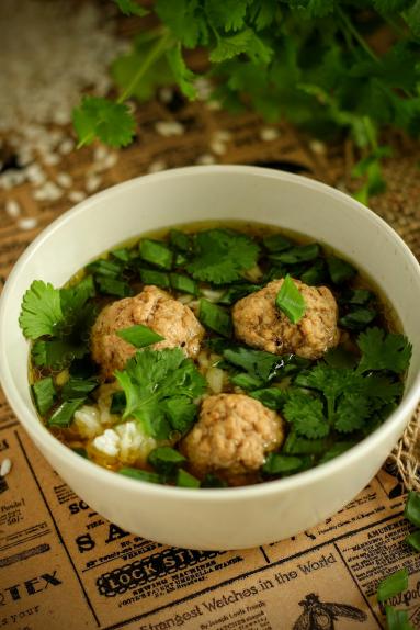 Tajska zupa z wieprzowiną, ryżem i kolendrą