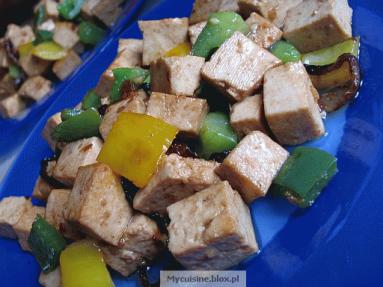 Tofu smażone z papryką i cebulą 