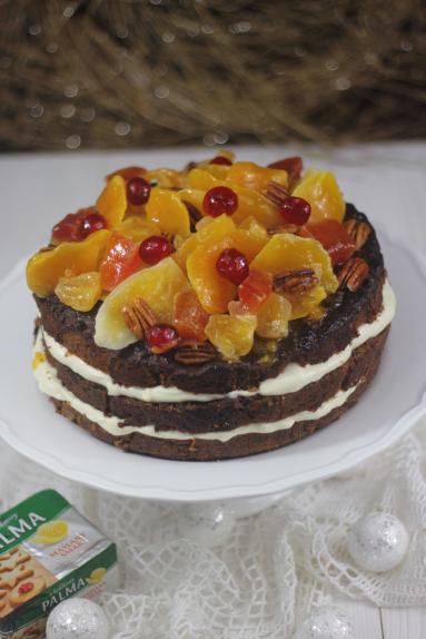 Tort bakaliowy z orzechowo-owocową dekoracją